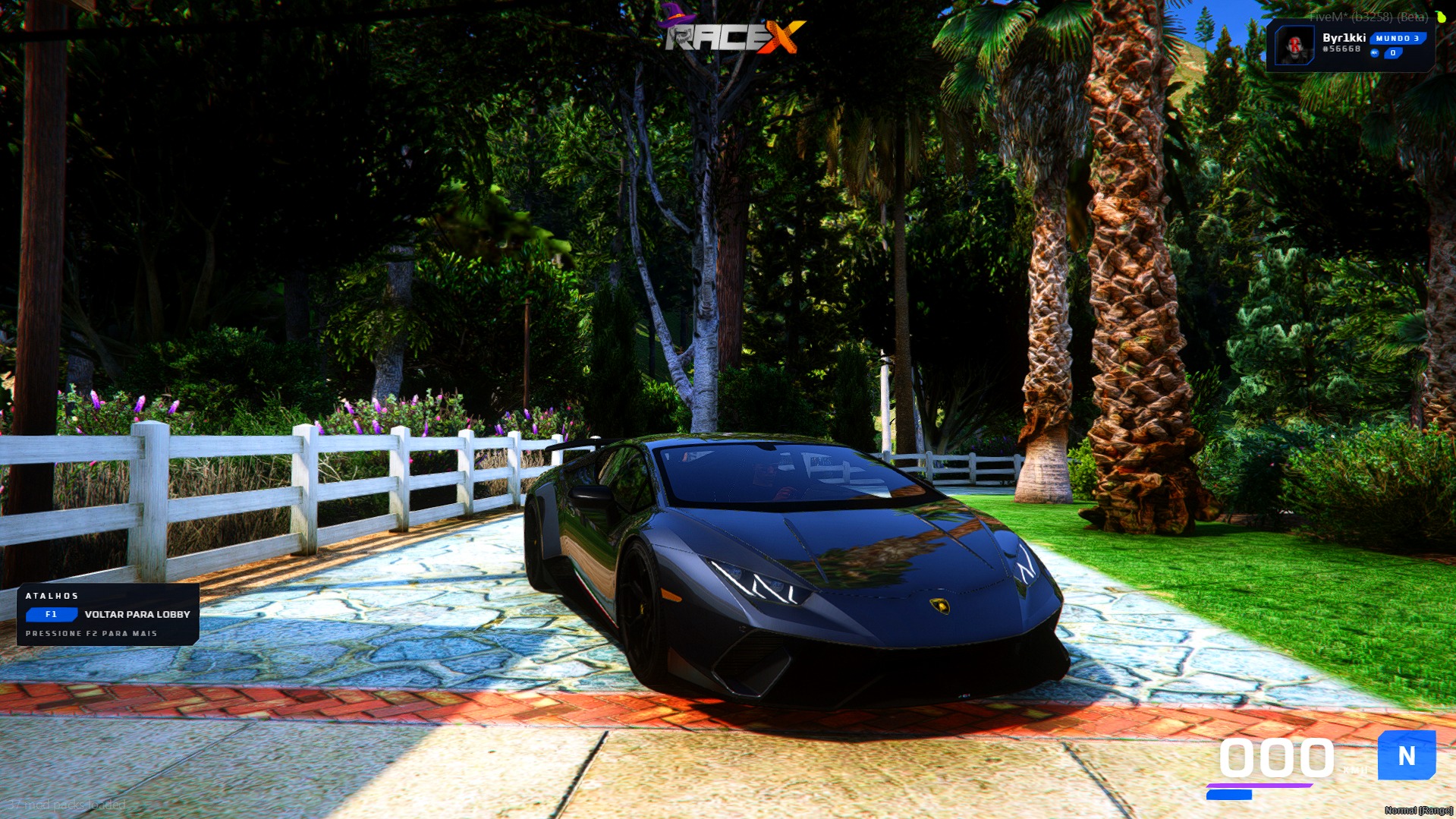 Carro esportivo escuro em jardim tropical no FiveM