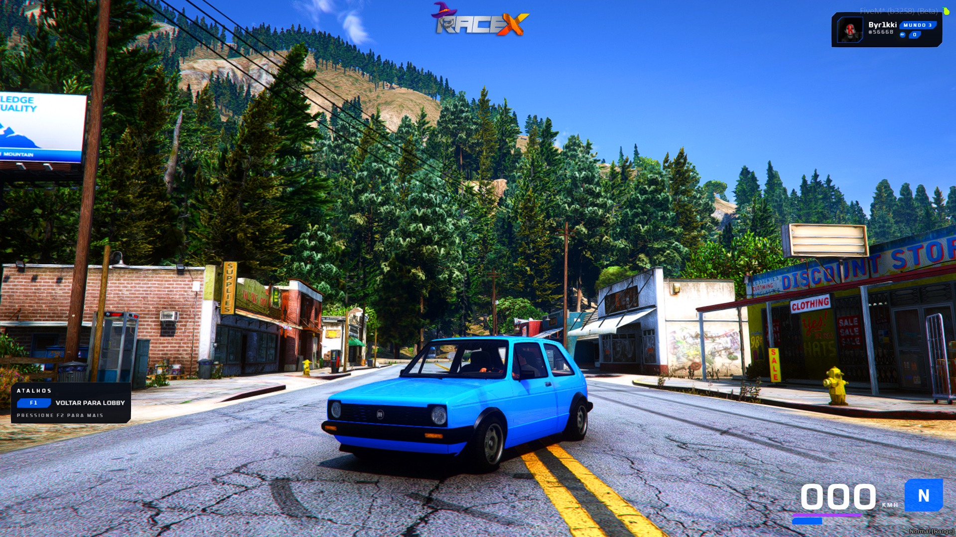 Carro compacto azul em cidade de montanha no FiveM